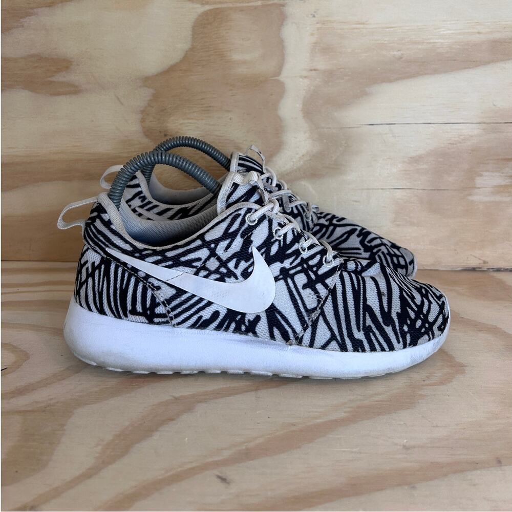Nike - Roshe One Print - Running Shoes - White/Black - Women's - 7 - 599432-110